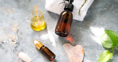 Olej rycynowy do masażu twarzy - technika aplikacji anti-aging